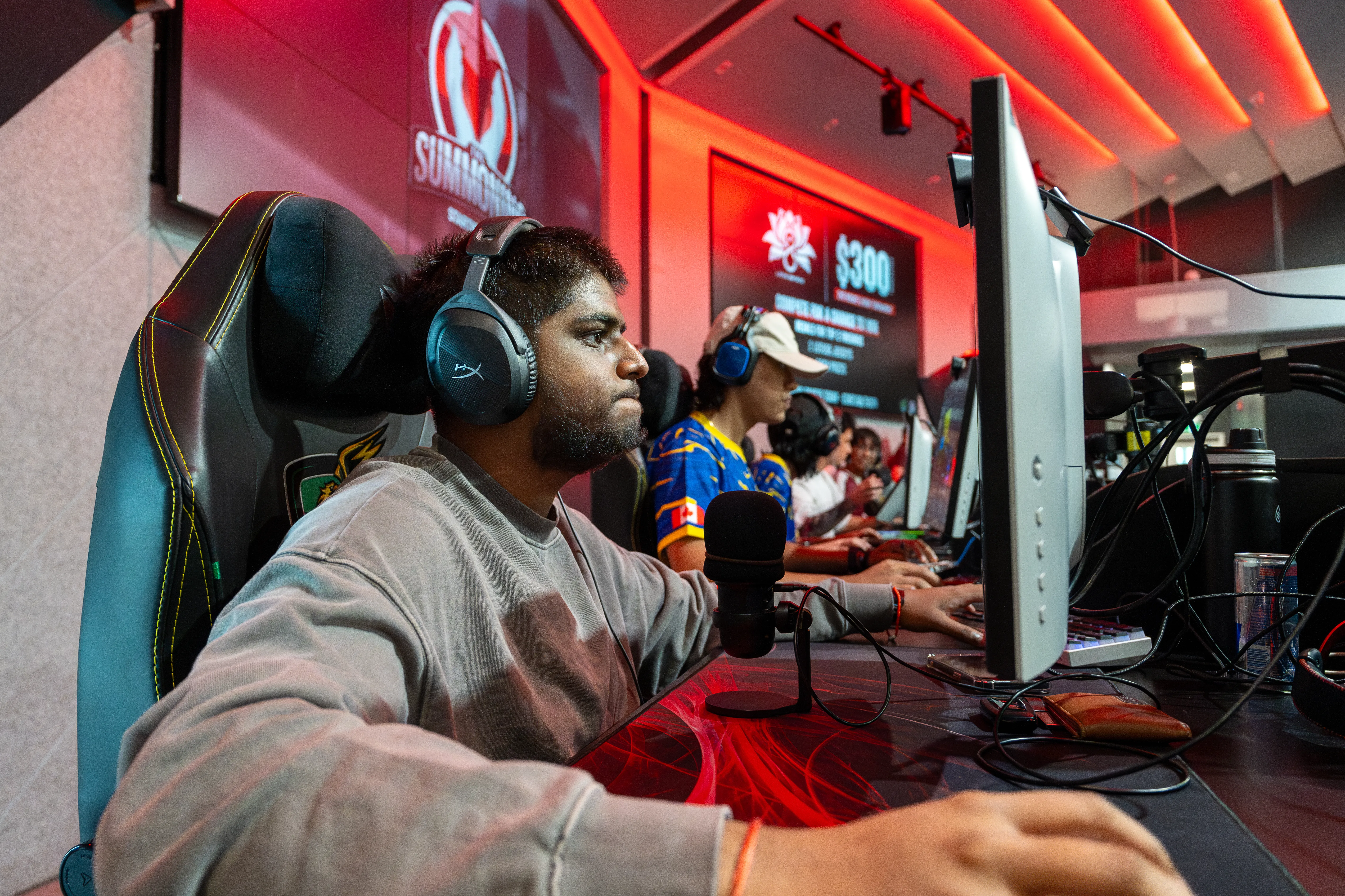 esports pc station focused